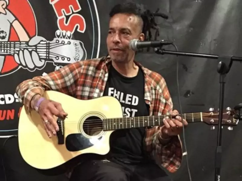 Chuck Mosley spevak