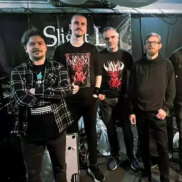 slight lie kapela 2026